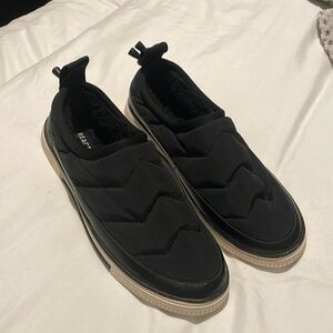 Preloved Kenneth Cole Reaction faux fur shoes
Size 9.5